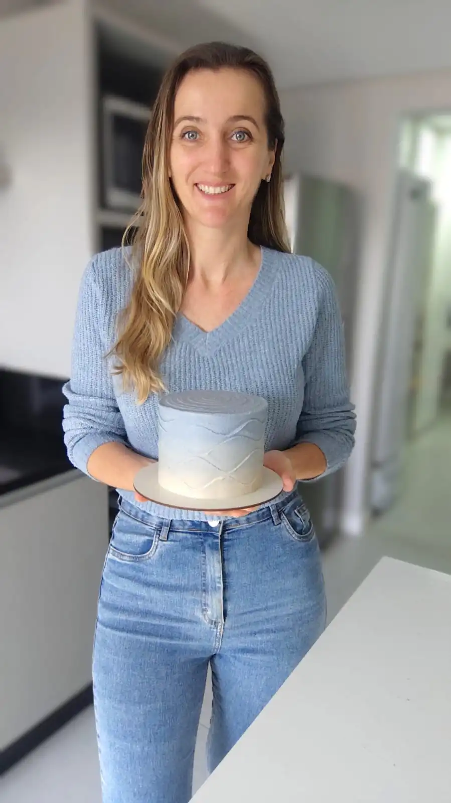 Scheila Formigari segurando um bolo decorado